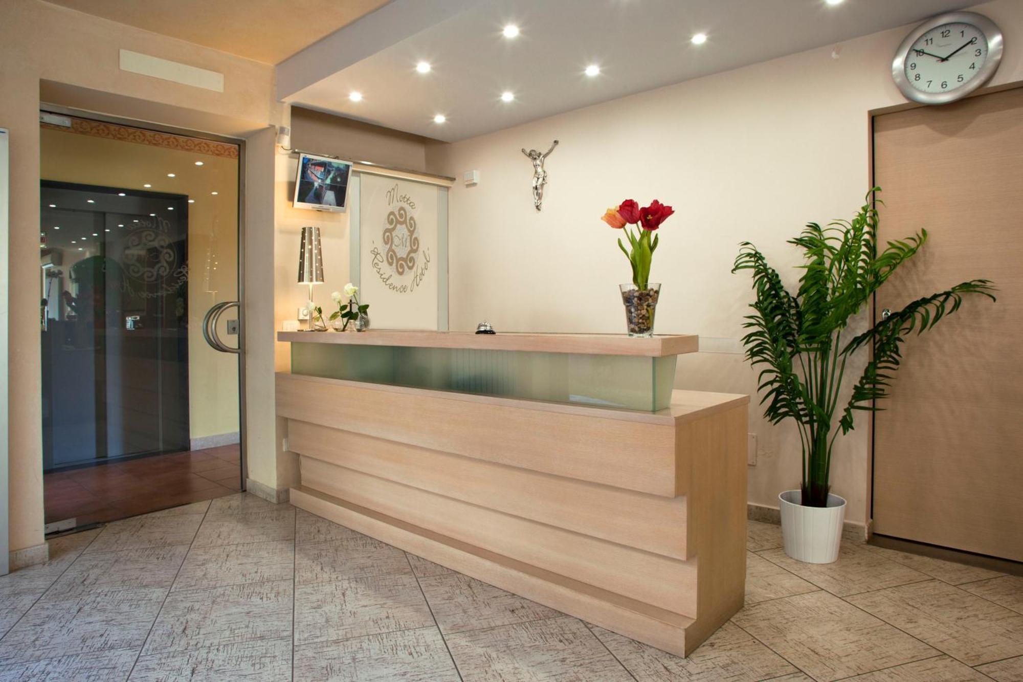 Motta Residence Hotel Мотта-Сант'Анастазия Экстерьер фото